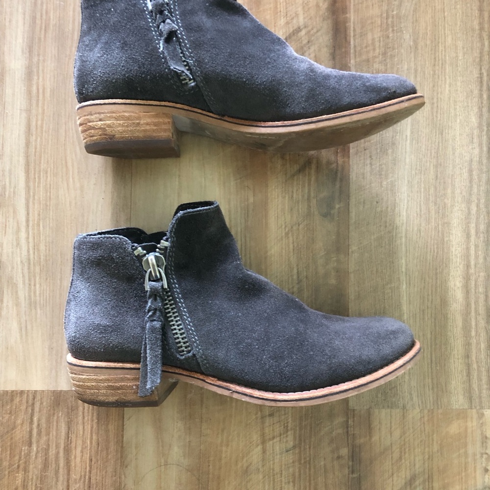 EUC Dolce Vita Sutton Ankle Bootie W/Dual Side Zipper Anthracite Suede  SZ 6.5M - Picture 2 of 5